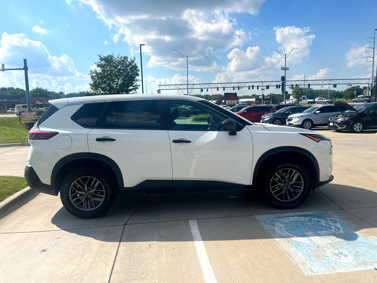 Used 2023 Nissan Rogue S image 5