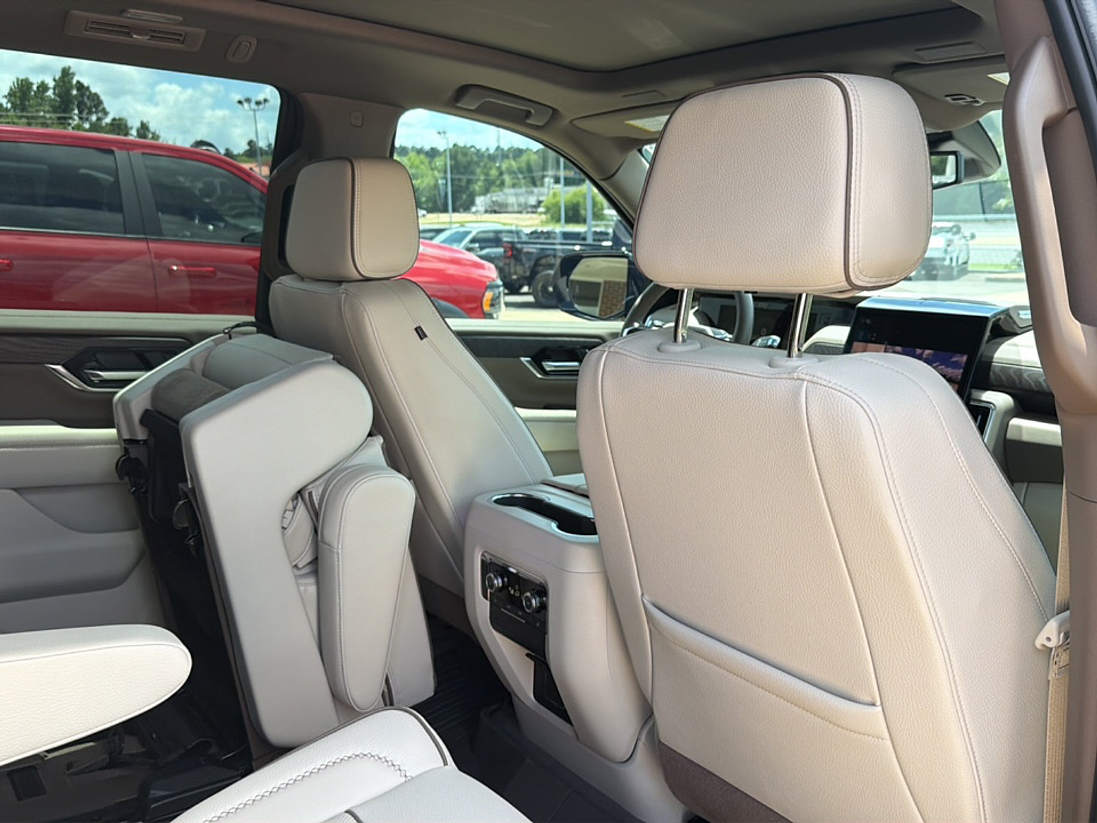Used 2026 GMC Yukon Denali w/ Sun & Power Step Package AWD/4WD image 11