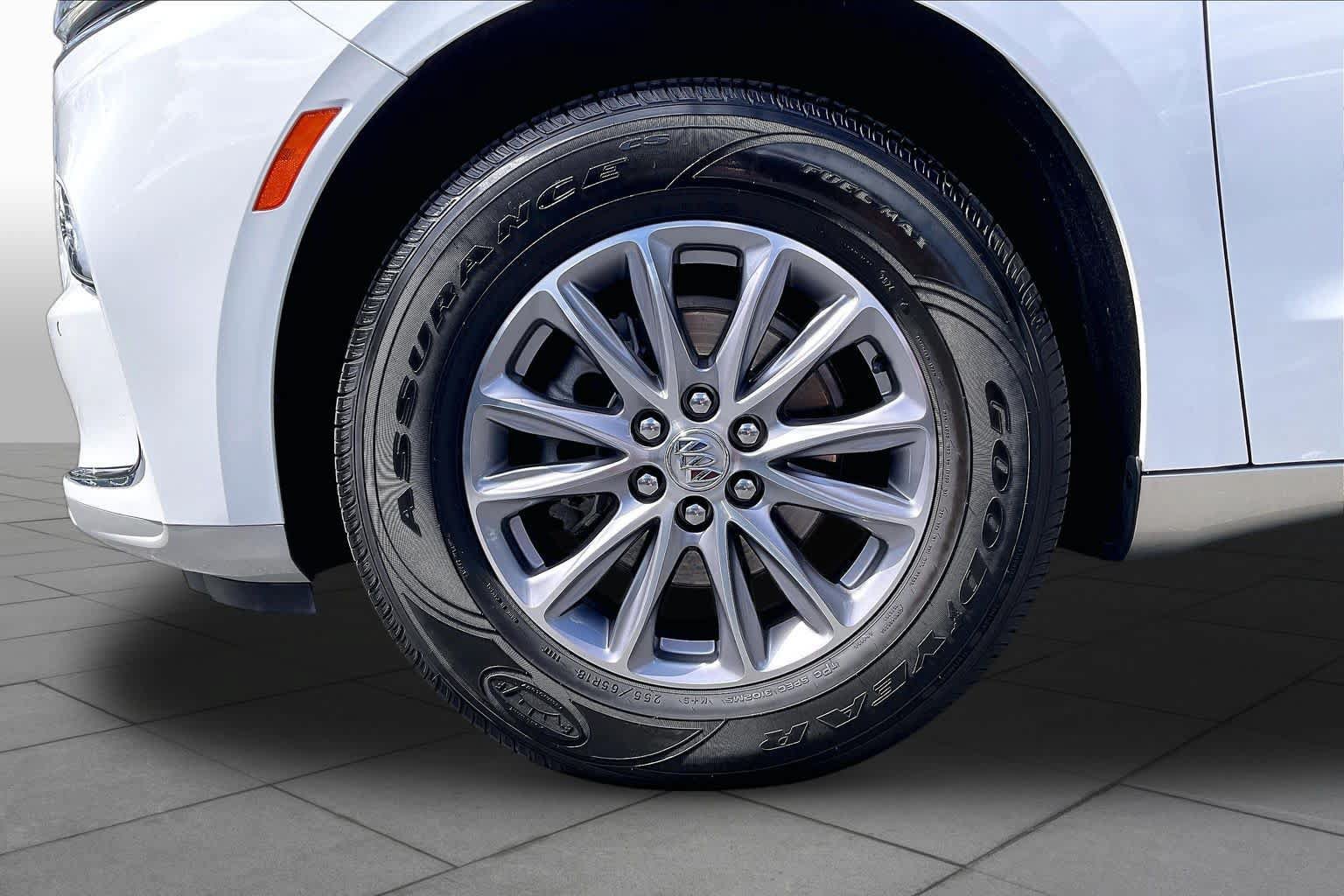 Used 2023 Buick Enclave Essence FWD image 19