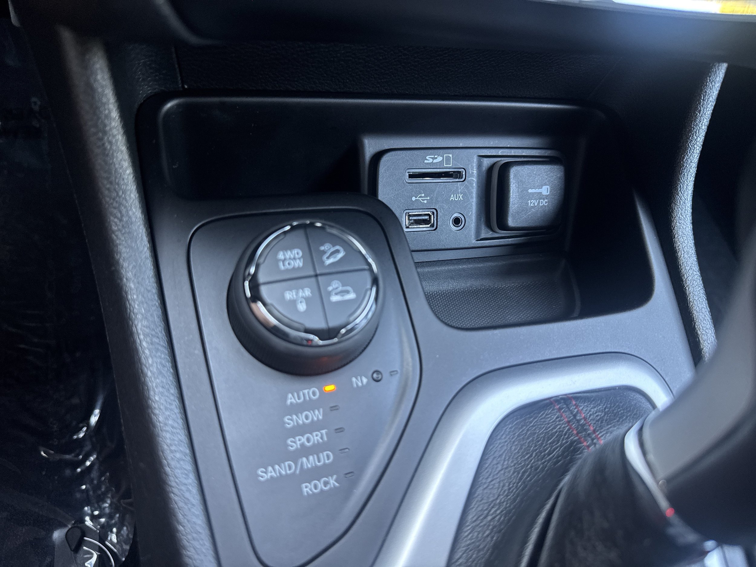 Used 2014 Jeep Cherokee Trailhawk w/ Comfort/Convenience Group AWD/4WD image 21