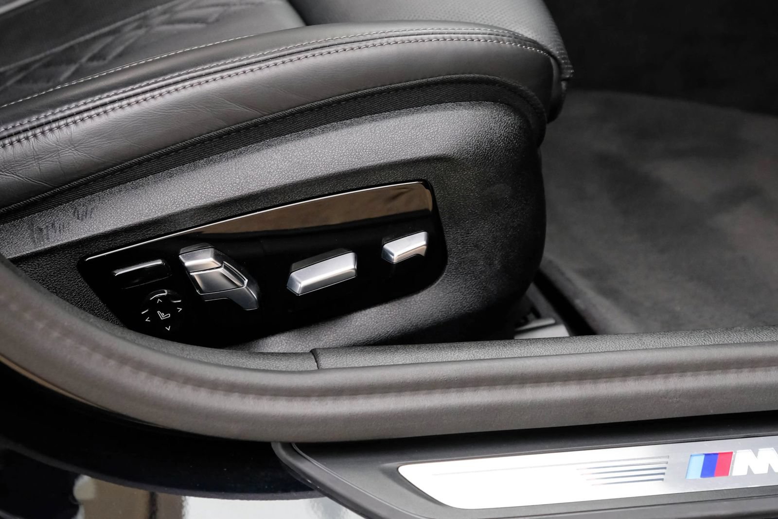 Used 2023 BMW M550i xDrive w/ Executive Package AWD/4WD image 47