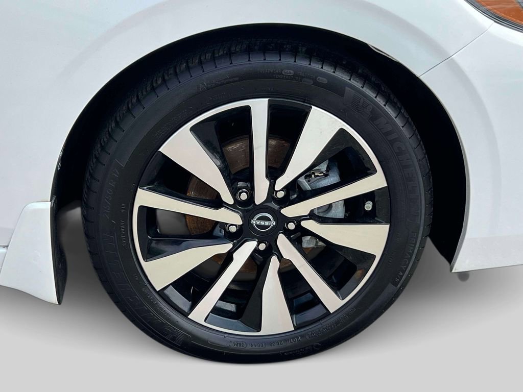 Used 2025 Nissan Sentra SV w/ SV Premium Package FWD image 9