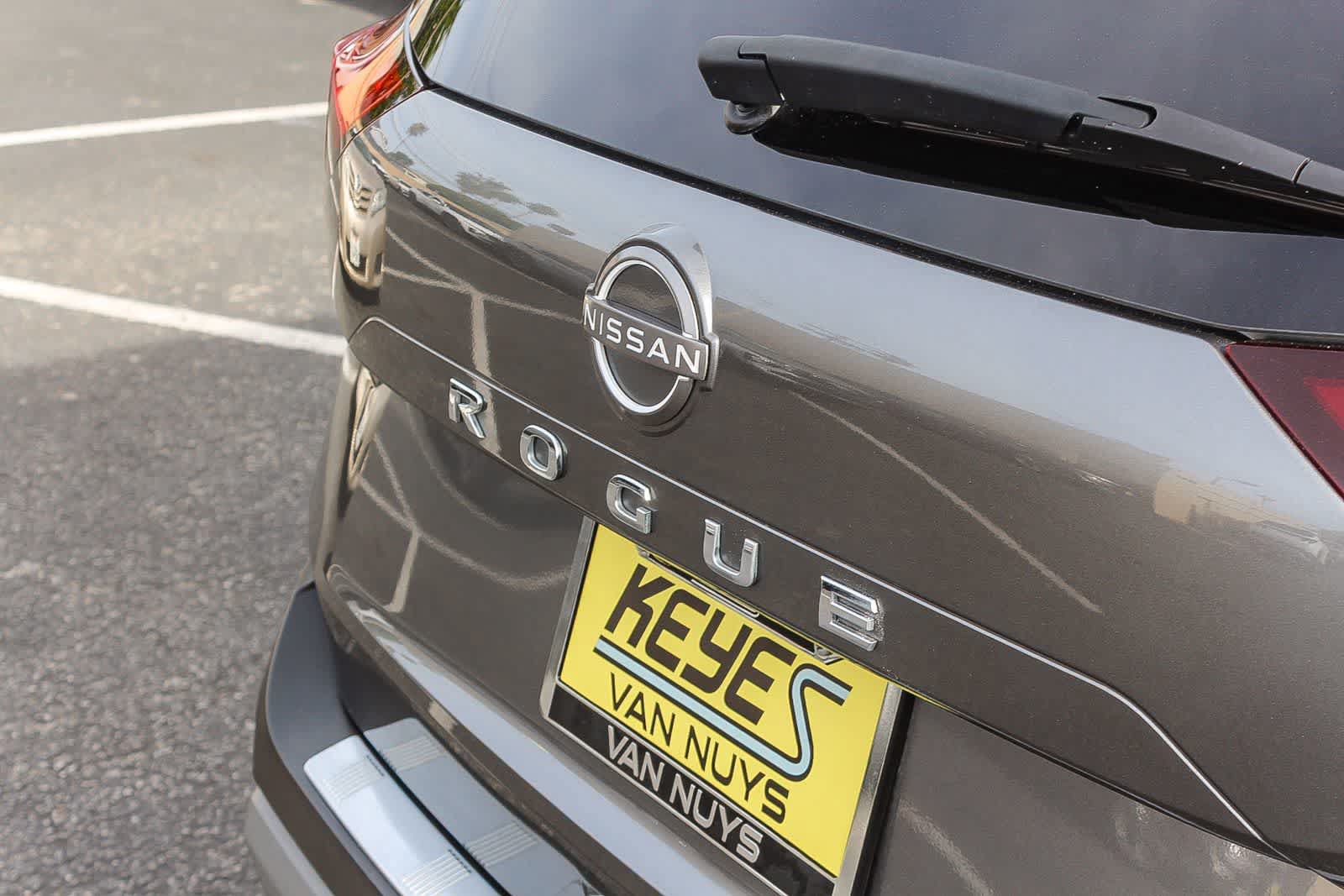Used 2023 Nissan Rogue SV FWD image 9