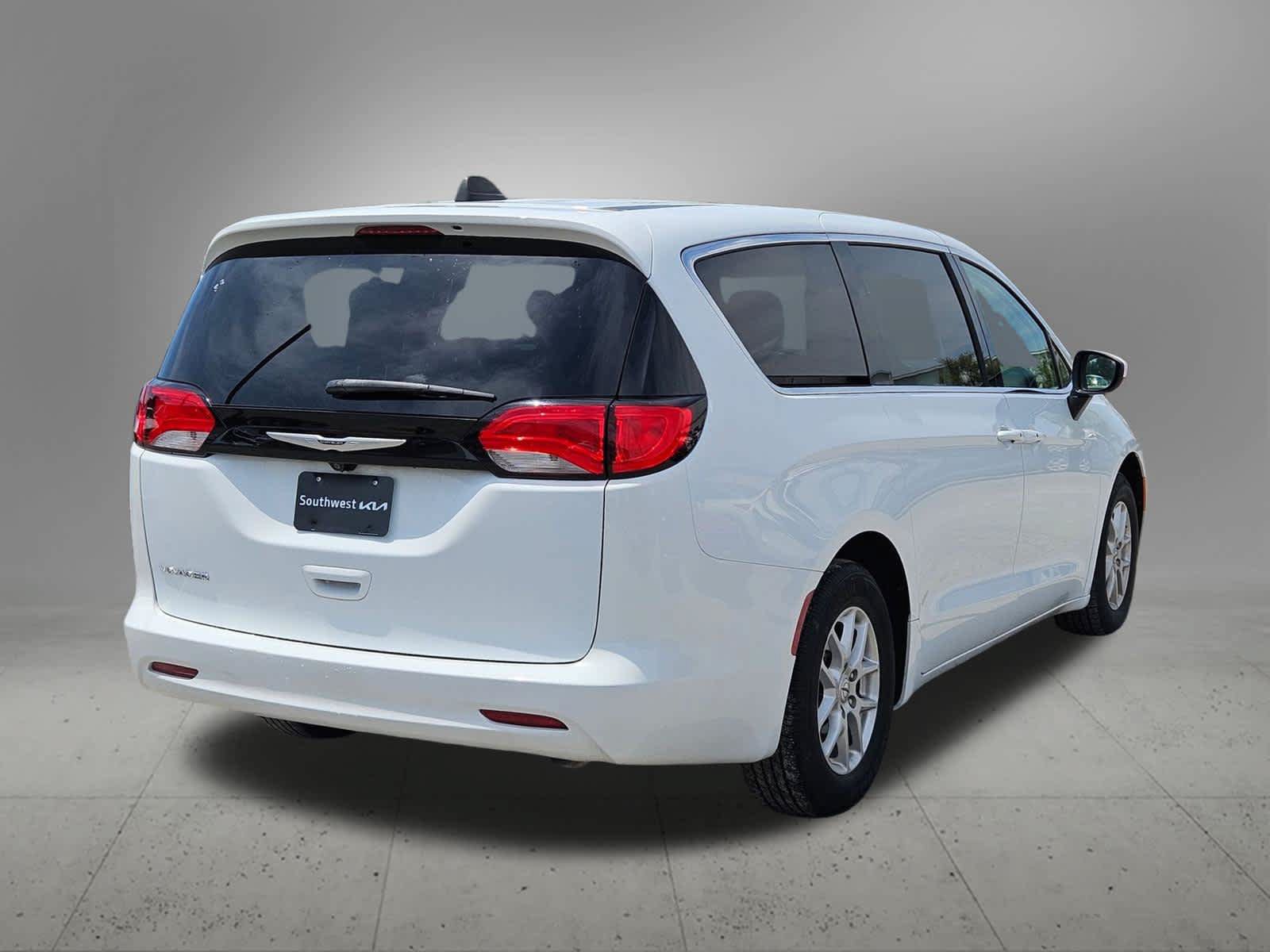 Used 2022 Chrysler Voyager LX FWD image 6