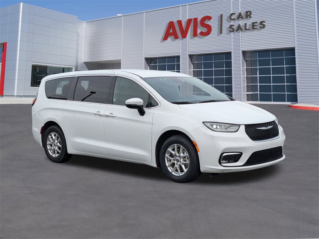 Used 2023 Chrysler Pacifica Touring image 11
