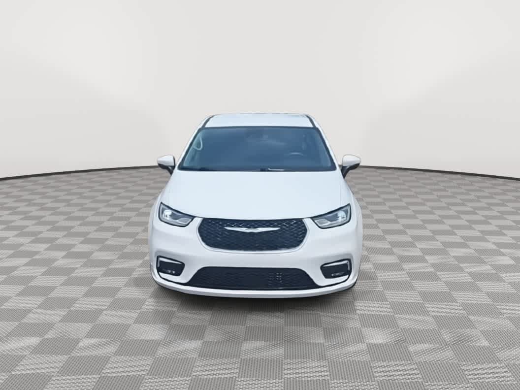 Used 2023 Chrysler Pacifica Touring-L image 3