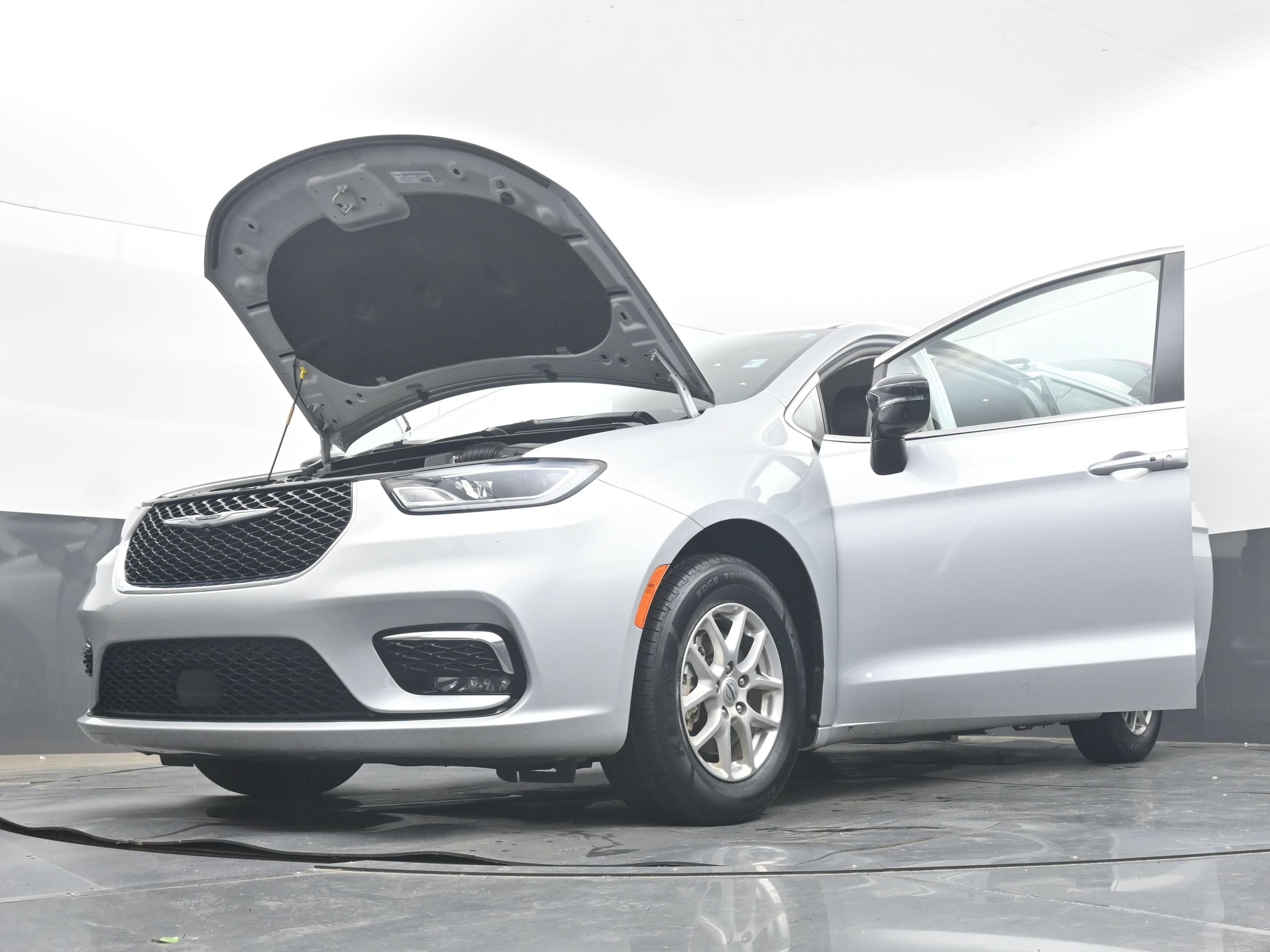 Used 2024 Chrysler Pacifica Touring-L FWD image 38