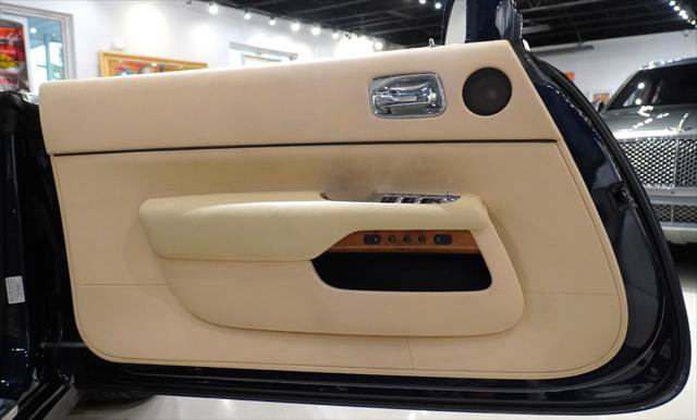Used 2016 Rolls-Royce Dawn RWD image 19