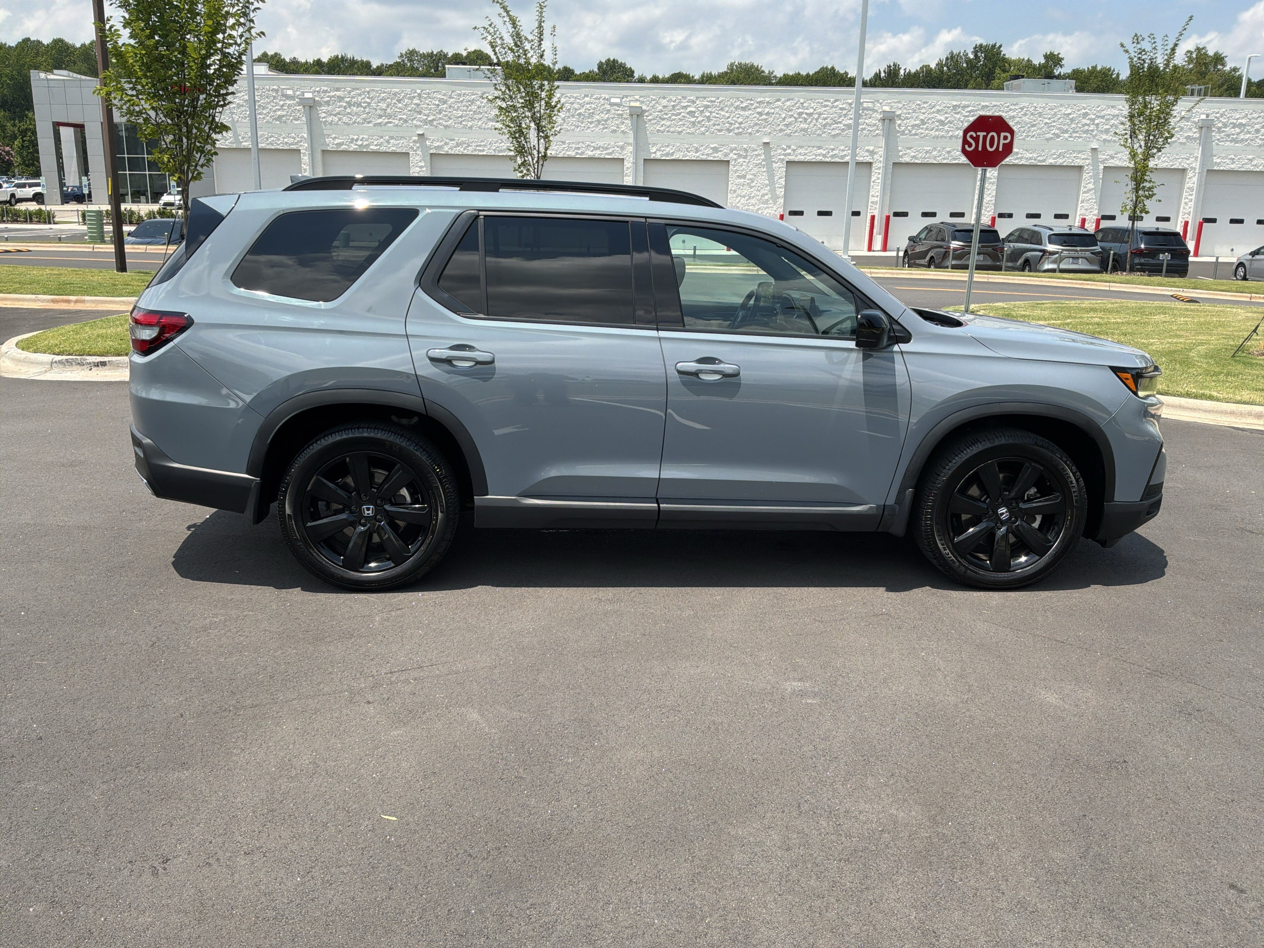 Used 2025 Honda Pilot Black Edition image 11