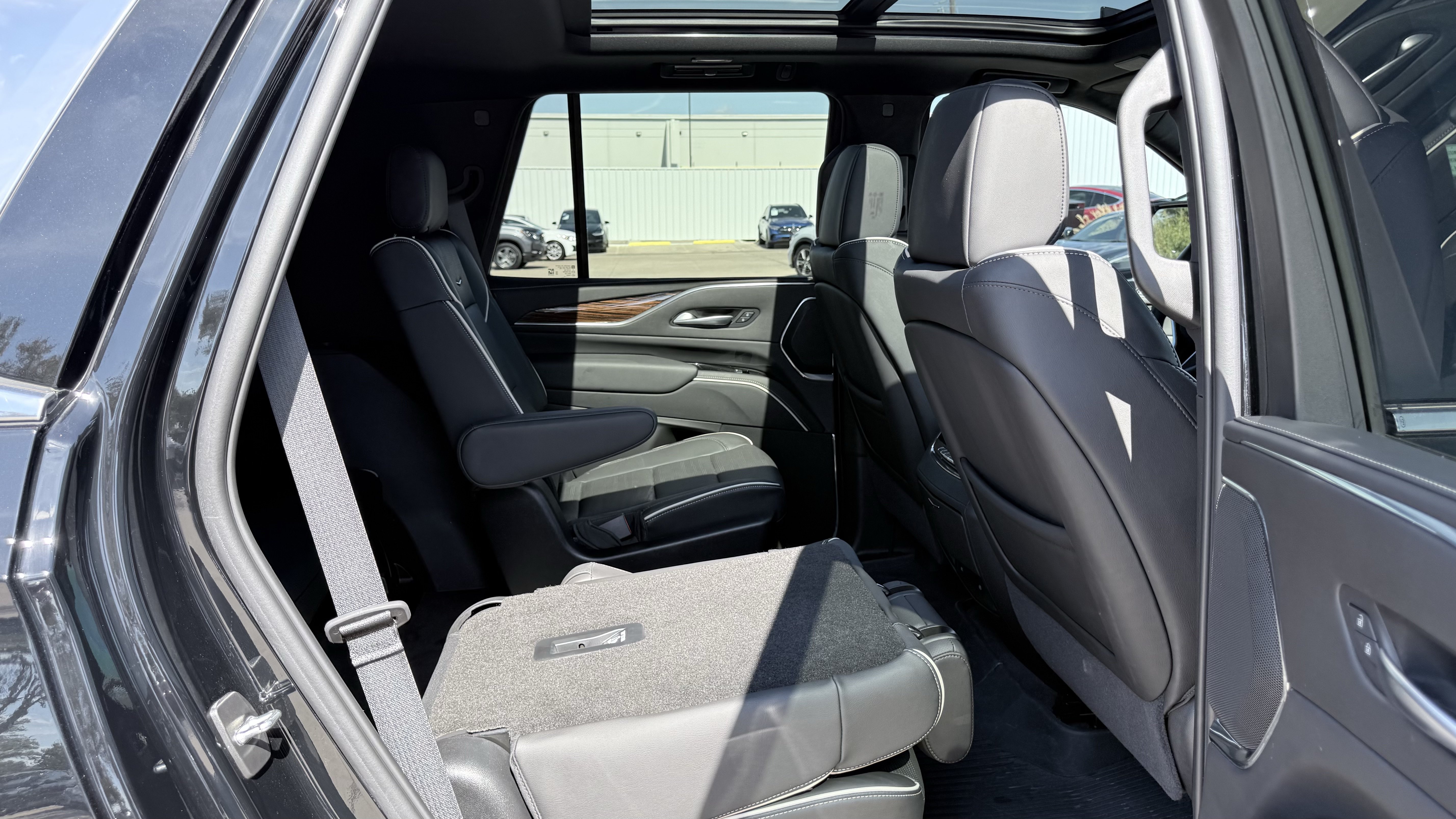 Used 2024 Cadillac Escalade Premium Luxury w/ Performance Package AWD/4WD image 55