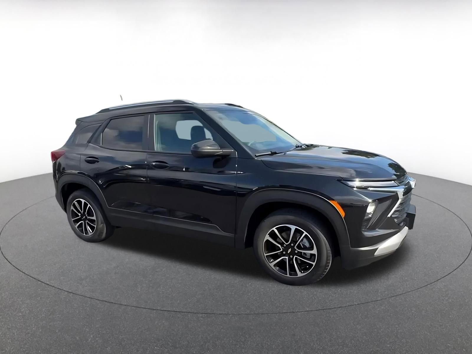 Used 2025 Chevrolet TrailBlazer LT FWD image 2