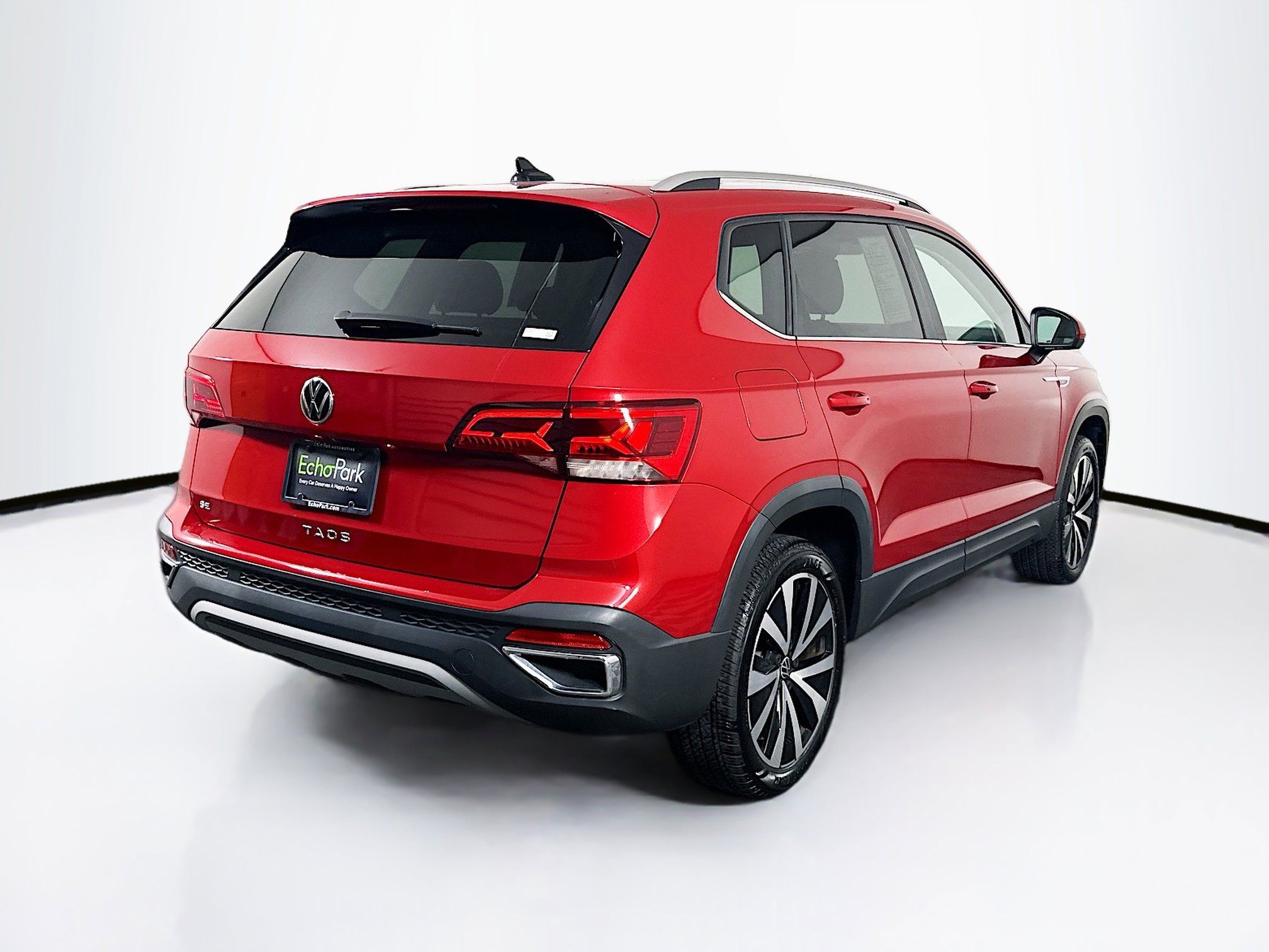 Used 2023 Volkswagen Taos SE w/ Panoramic Sunroof Package FWD image 9