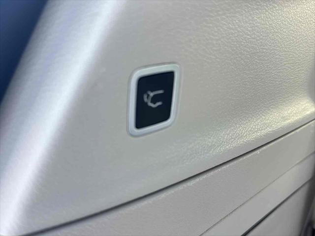 Used 2018 Chrysler Pacifica Limited image 38