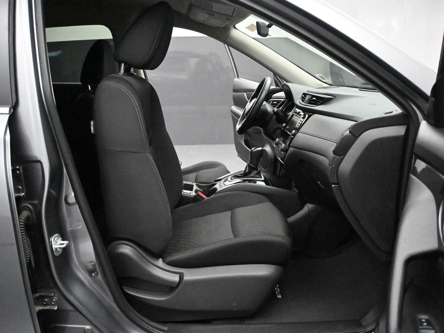 Used 2018 Nissan Rogue SV image 17