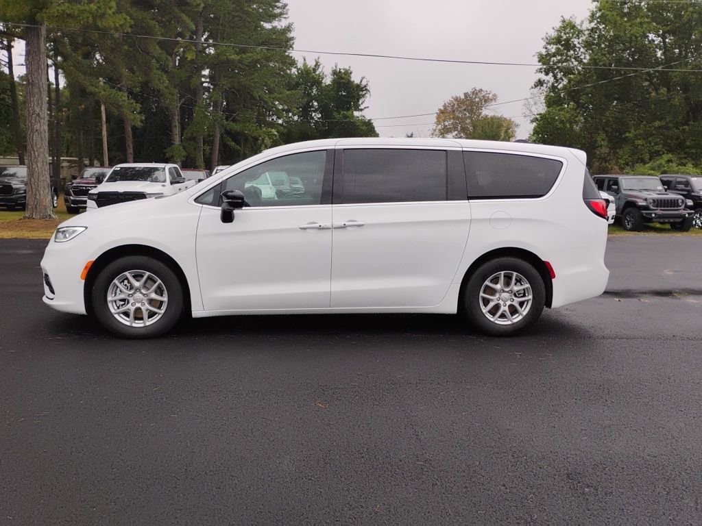 New 2026 Chrysler Pacifica Select image 8