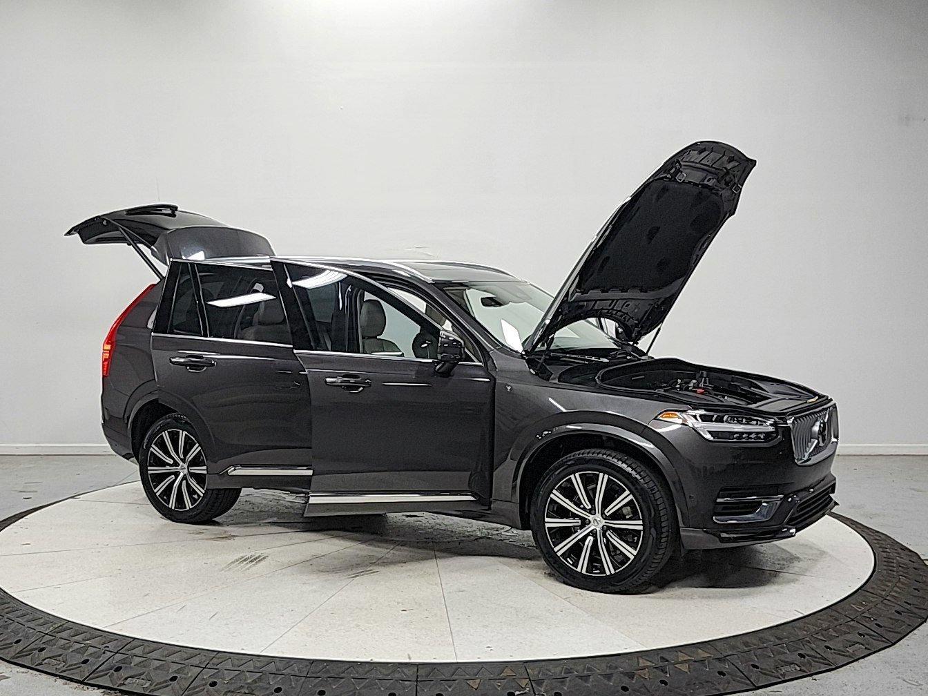 Used 2024 Volvo XC90 B5 Plus AWD/4WD image 9