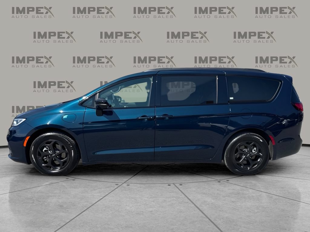 Used 2024 Chrysler Pacifica Premium FWD image 2