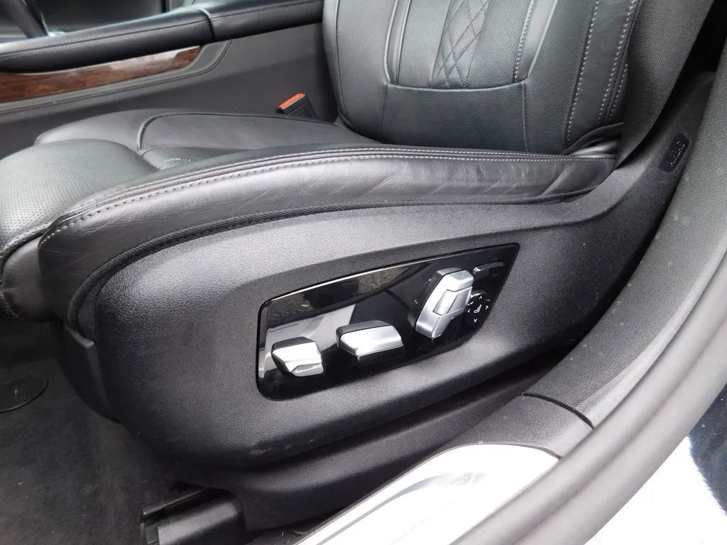 Used 2022 BMW 740i xDrive w/ M Sport Package AWD/4WD image 17