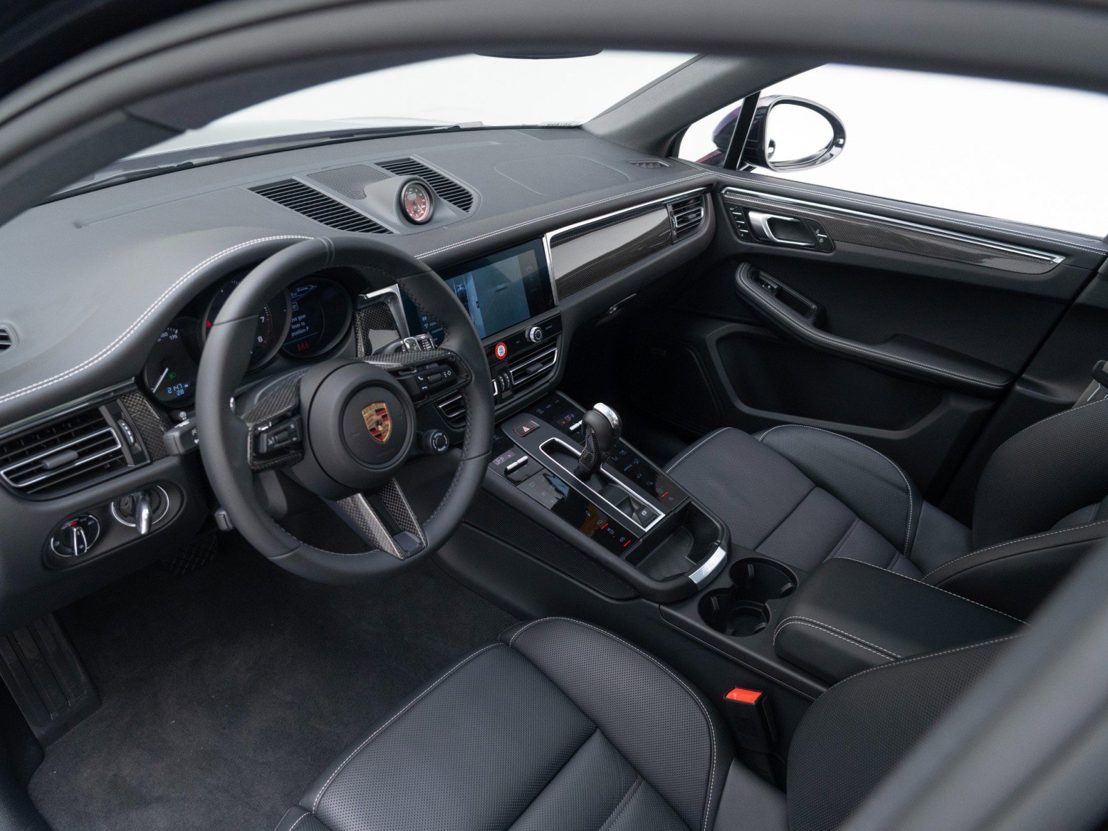 Certified 2025 Porsche Macan GTS image 4
