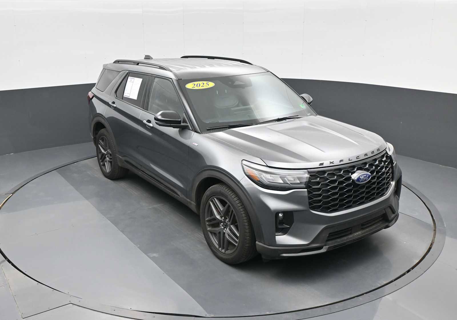 Used 2025 Ford Explorer ST-Line w/ ST-Line Street Pack image 21