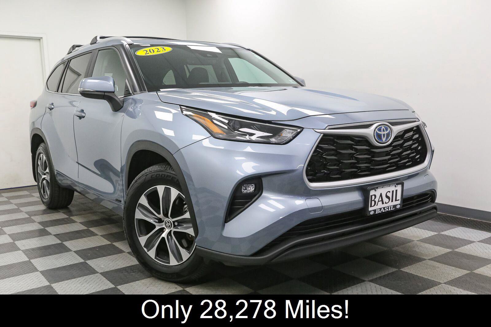 Used 2023 Toyota Highlander XLE AWD/4WD image 2