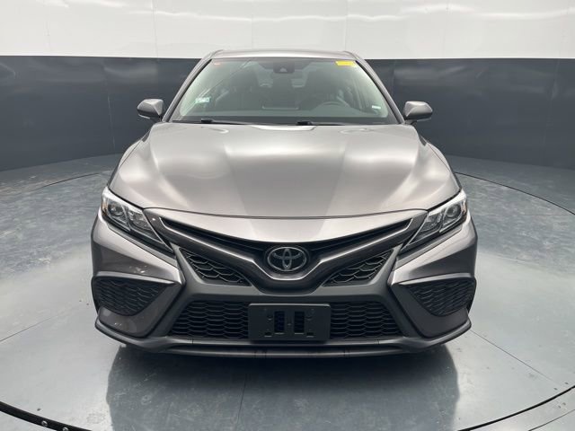 Used 2022 Toyota Camry SE FWD image 2