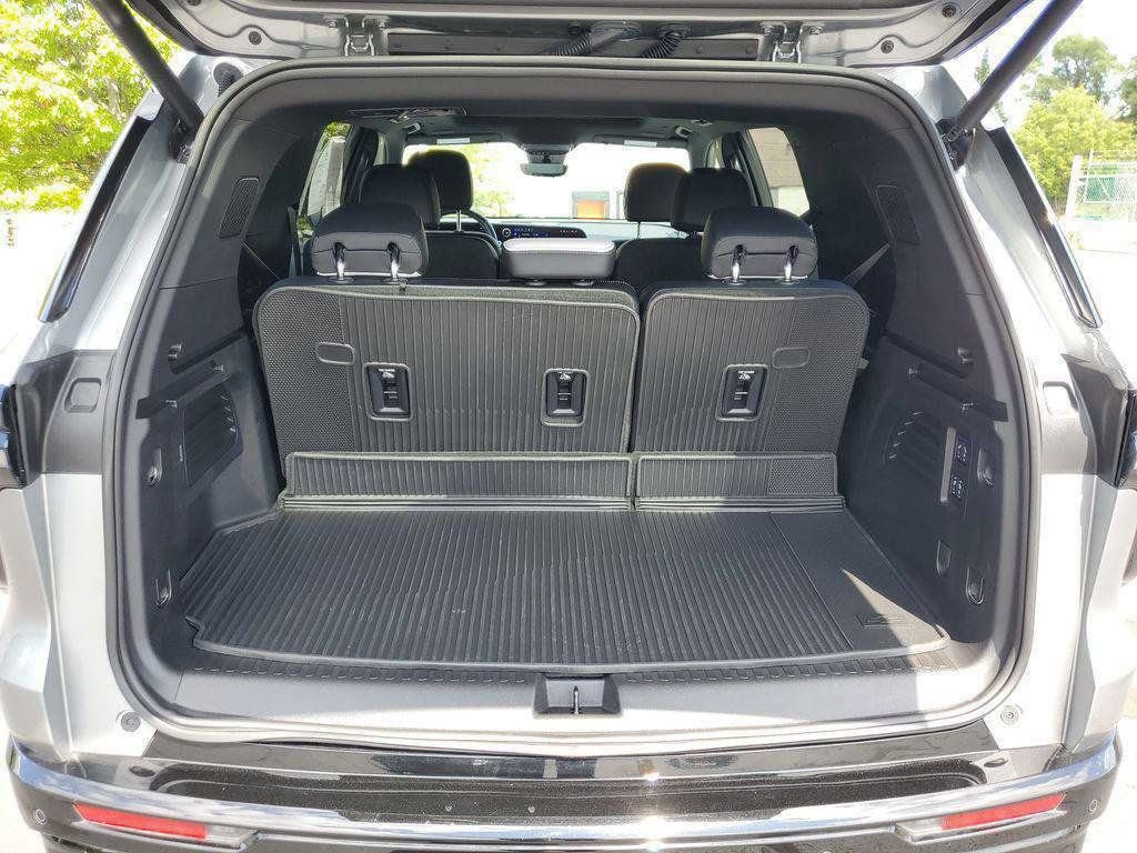 Used 2025 Chevrolet Traverse High Country w/ LPO, Floor Liner Package AWD/4WD image 35