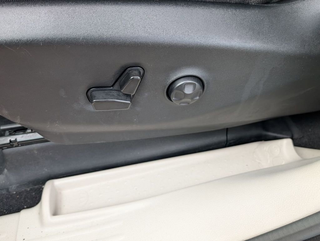 Used 2023 Chrysler Pacifica Touring-L image 22