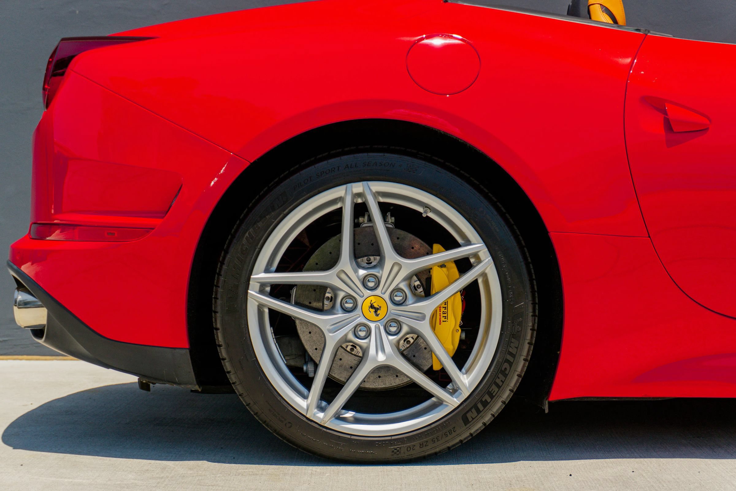 Used 2016 Ferrari California T RWD image 28