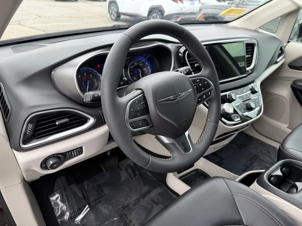 Used 2024 Chrysler Pacifica Touring-L FWD image 17