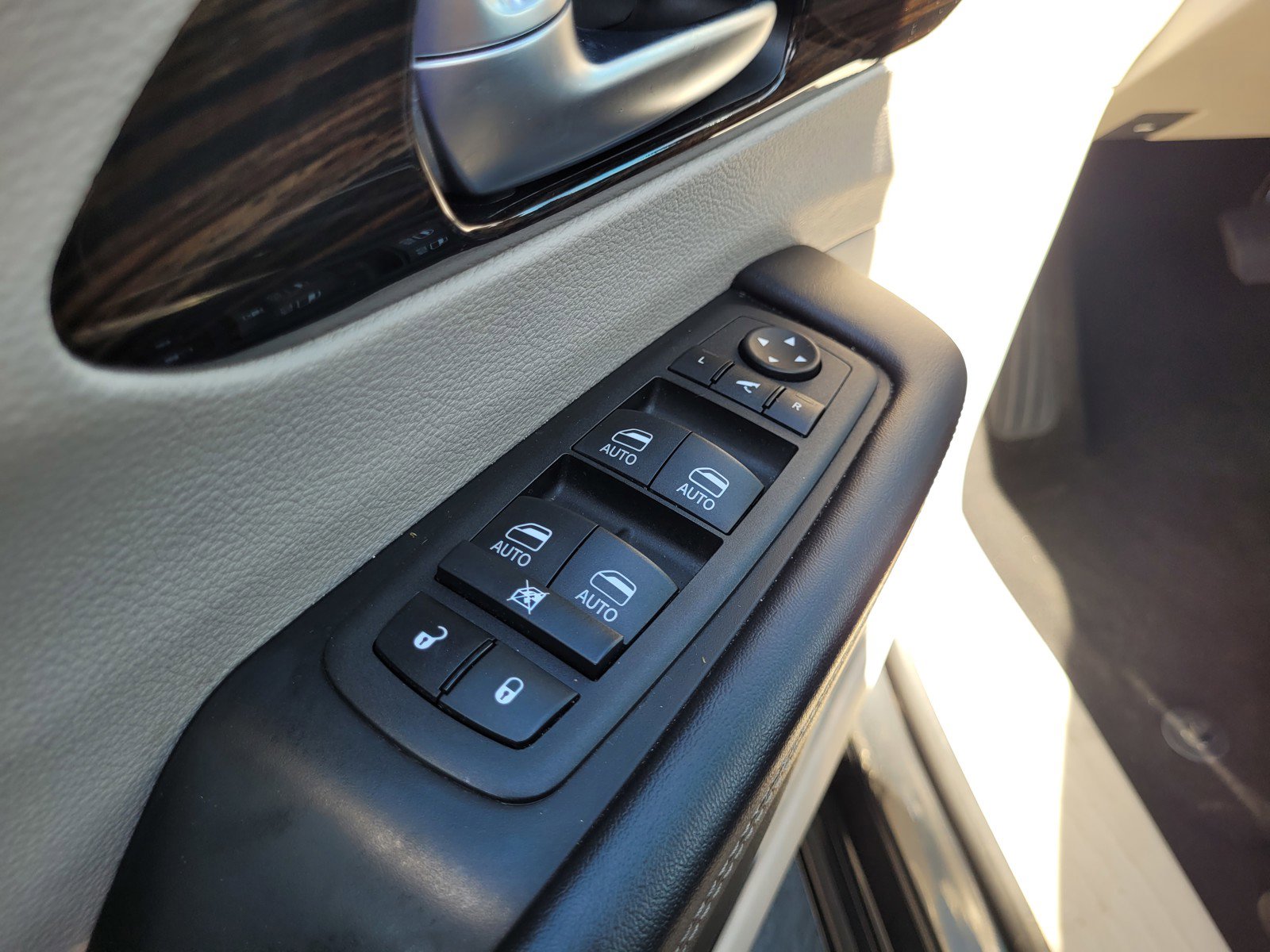 Used 2023 Chrysler Pacifica Limited image 26