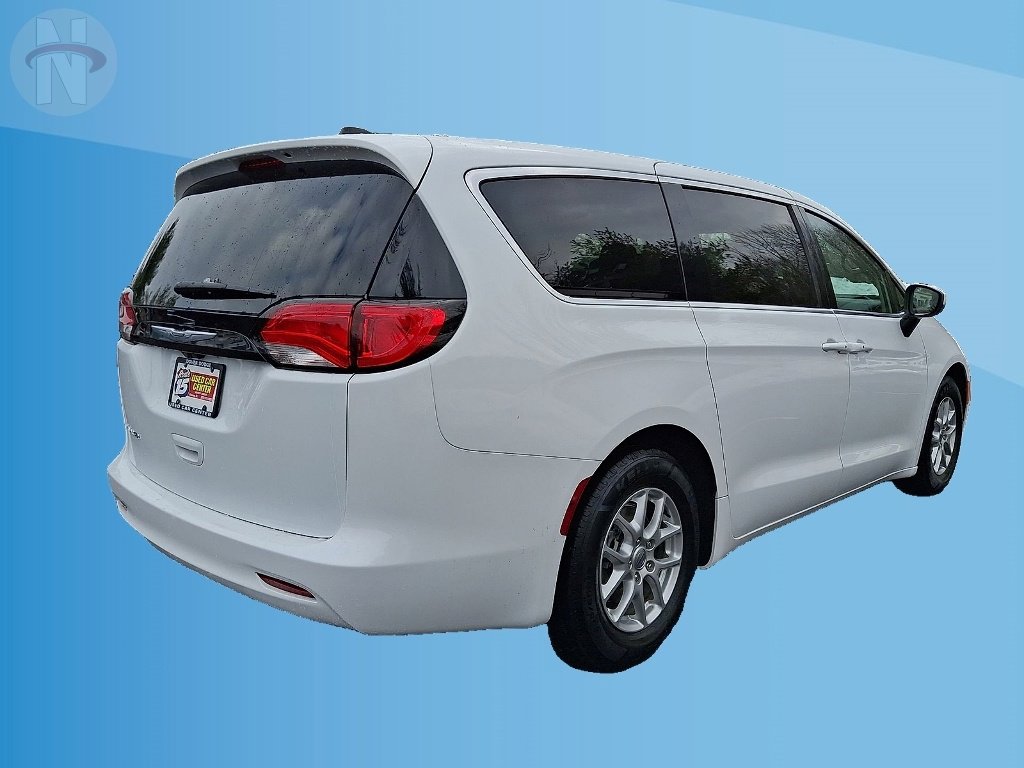 Used 2022 Chrysler Voyager LX image 12