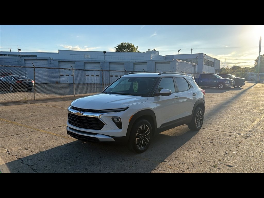 Used 2024 Chevrolet TrailBlazer LT w/ Convenience Package AWD/4WD image 2