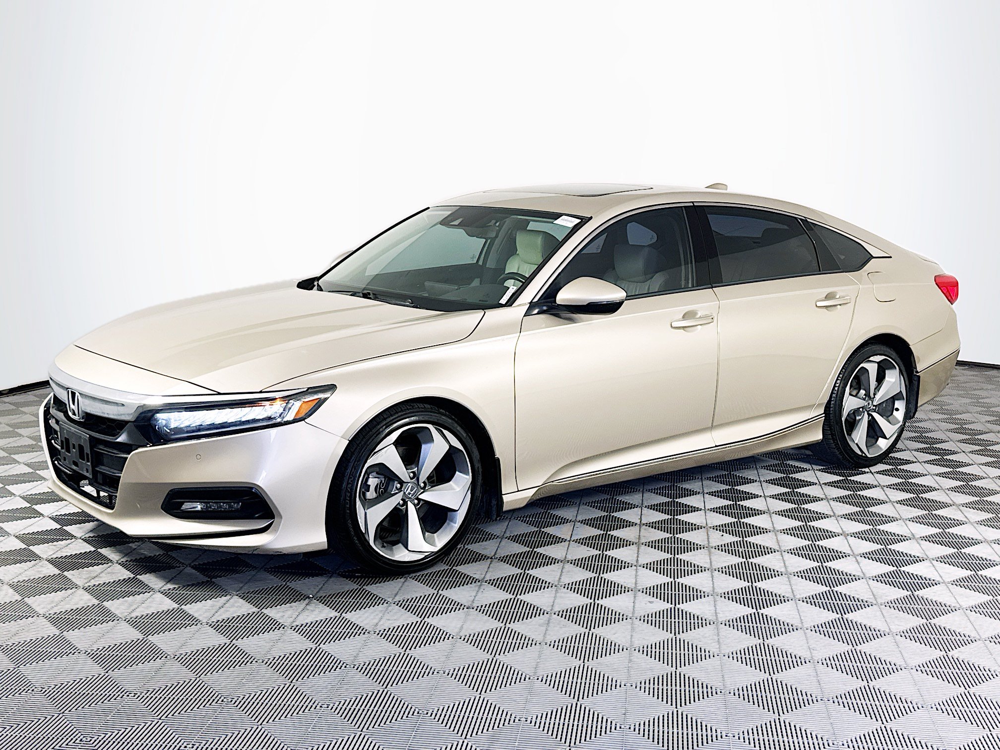 Used 2018 Honda Accord Touring image 4