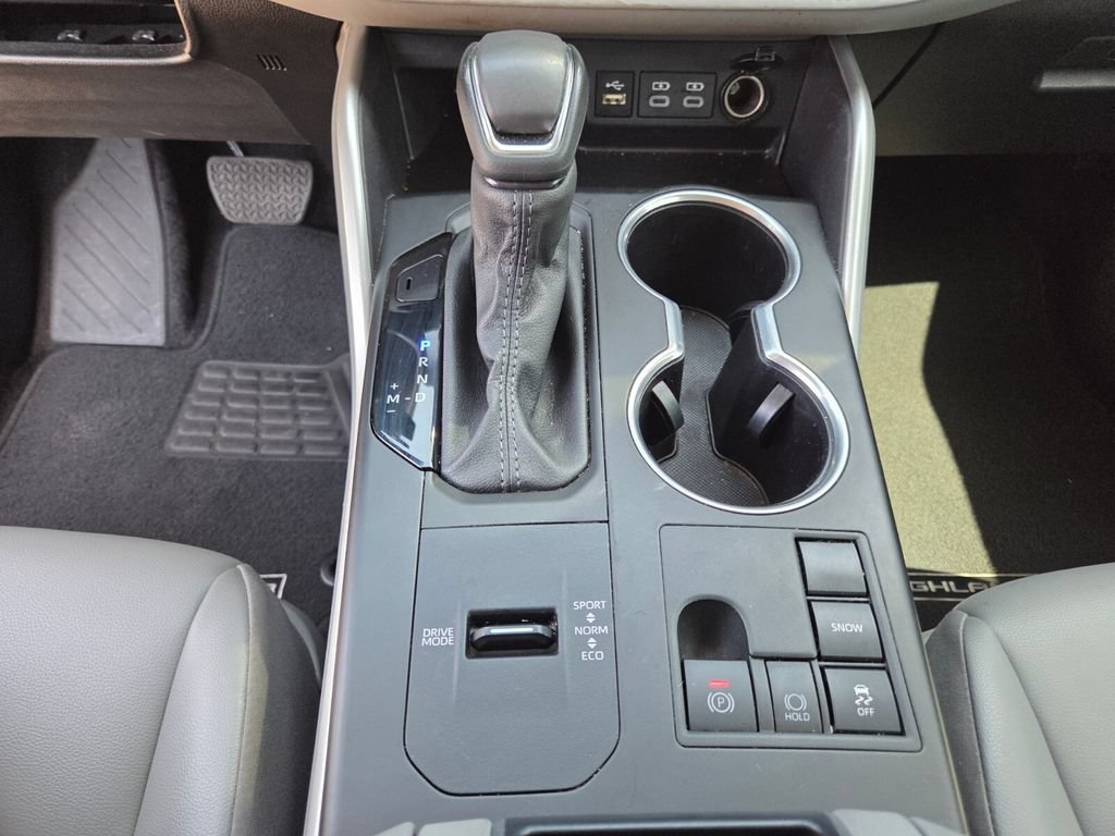 Used 2024 Toyota Highlander XLE FWD image 30