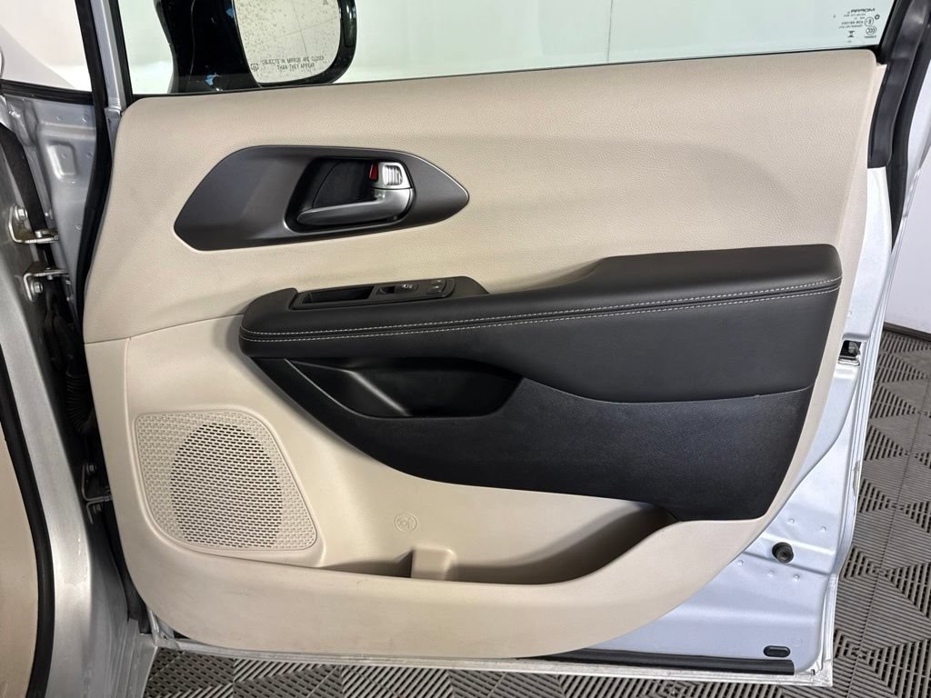 Certified 2024 Chrysler Pacifica Touring-L FWD image 45