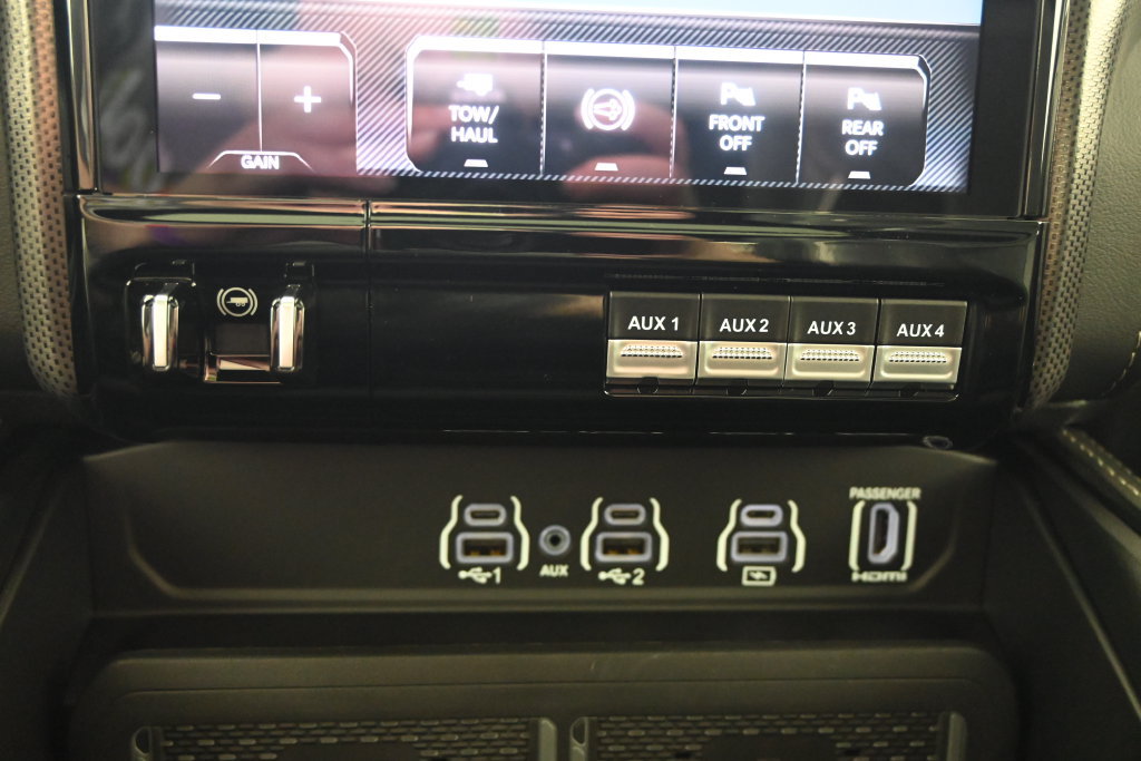 Used 2025 RAM 3500 Limited AWD/4WD image 32