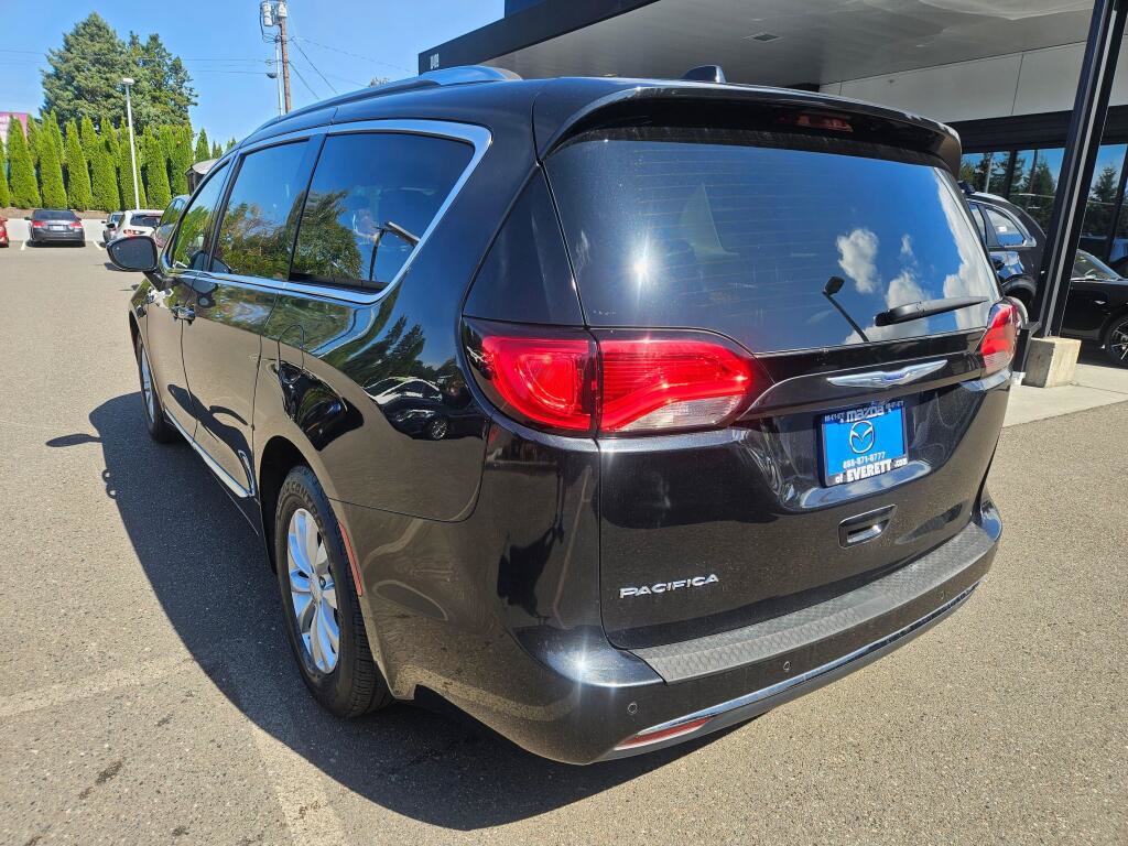 Used 2019 Chrysler Pacifica Touring-L FWD image 3