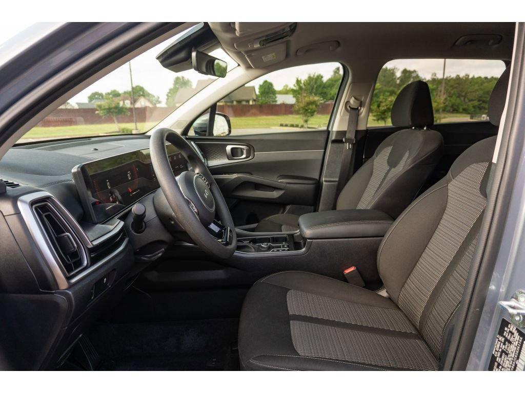 Used 2025 Kia Sorento LX FWD image 12
