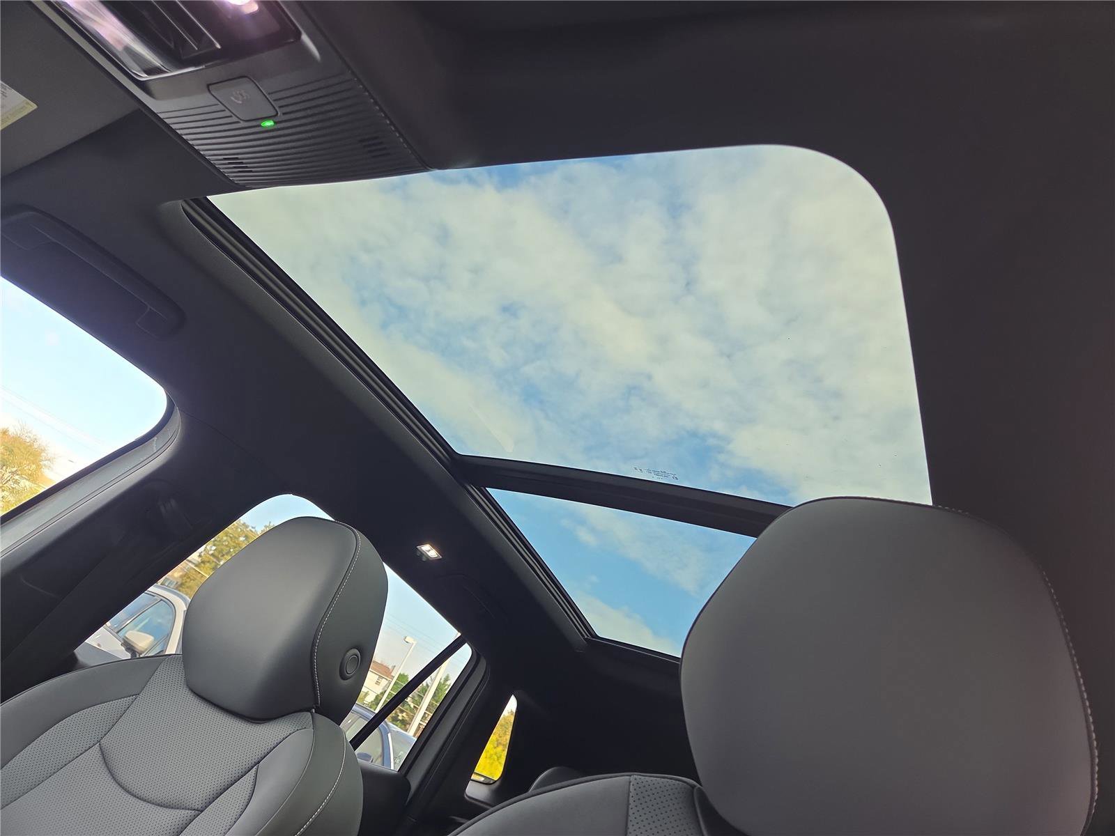 New 2025 Volkswagen Tiguan SE R-Line image 25