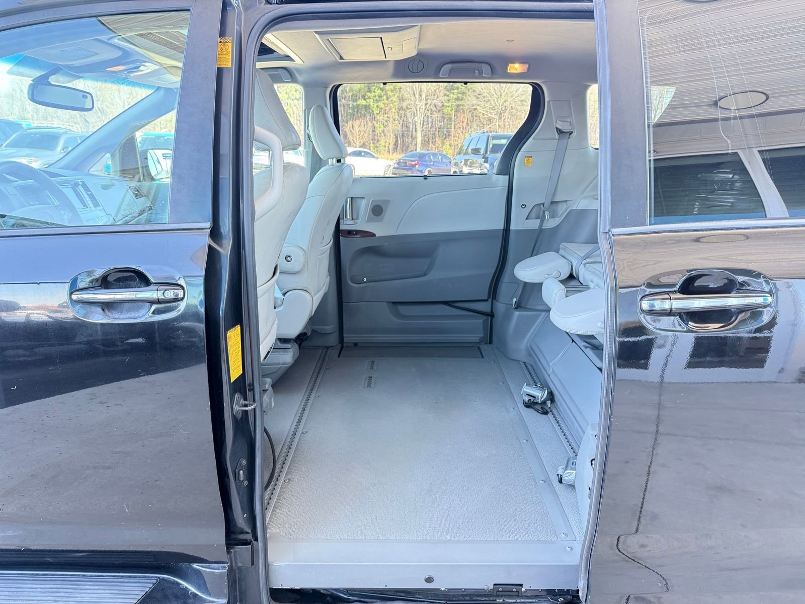 Used 2013 Toyota Sienna XLE w/ Premium Pkg image 21