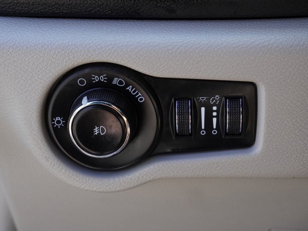Certified 2023 Chrysler Pacifica Touring-L FWD image 13