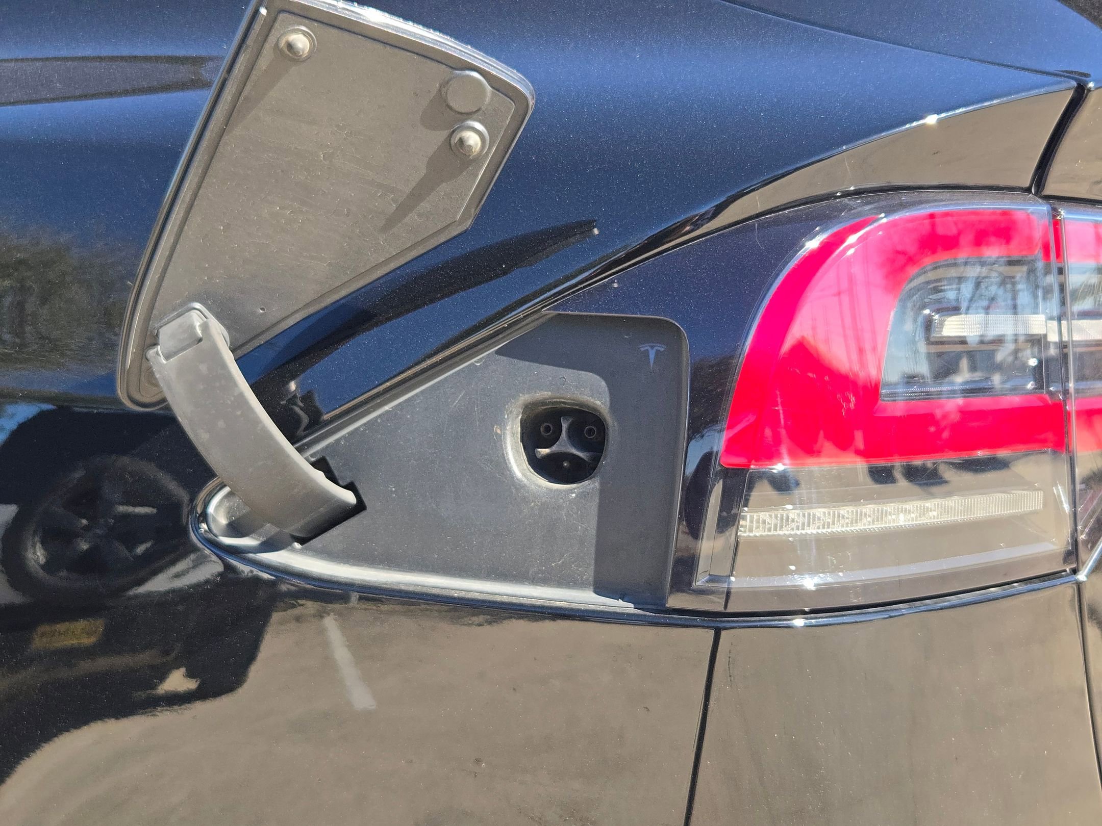 Used 2022 Tesla Model X image 30