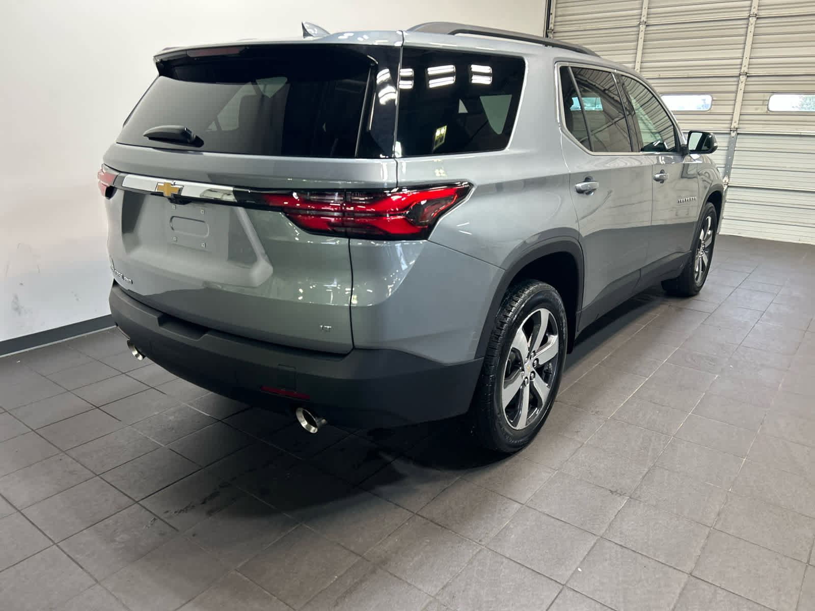 Used 2023 Chevrolet Traverse LT w/ LT Premium Package AWD/4WD image 3