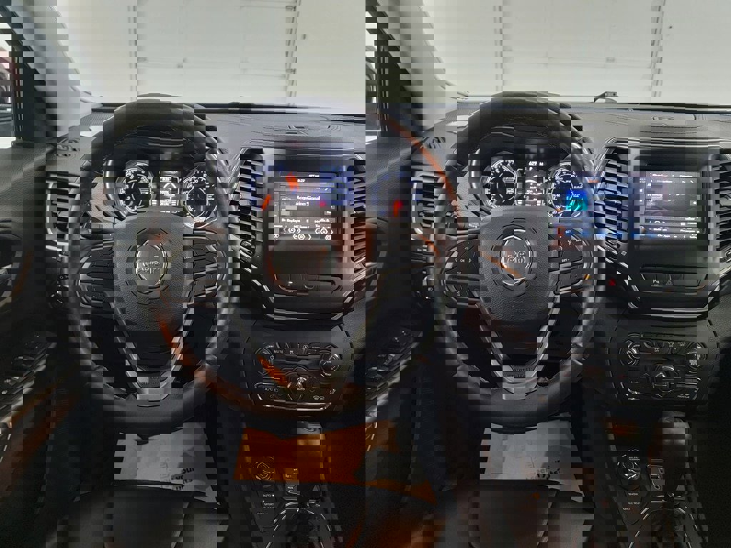 Used 2019 Jeep Cherokee Latitude Plus w/ Comfort/Convenience Group image 12