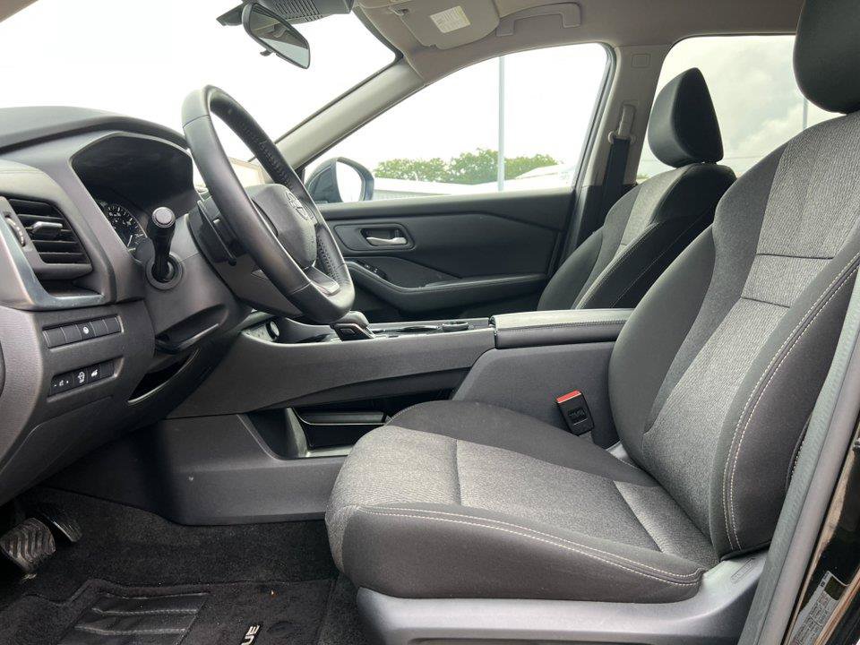 Used 2025 Nissan Rogue SV AWD/4WD image 3