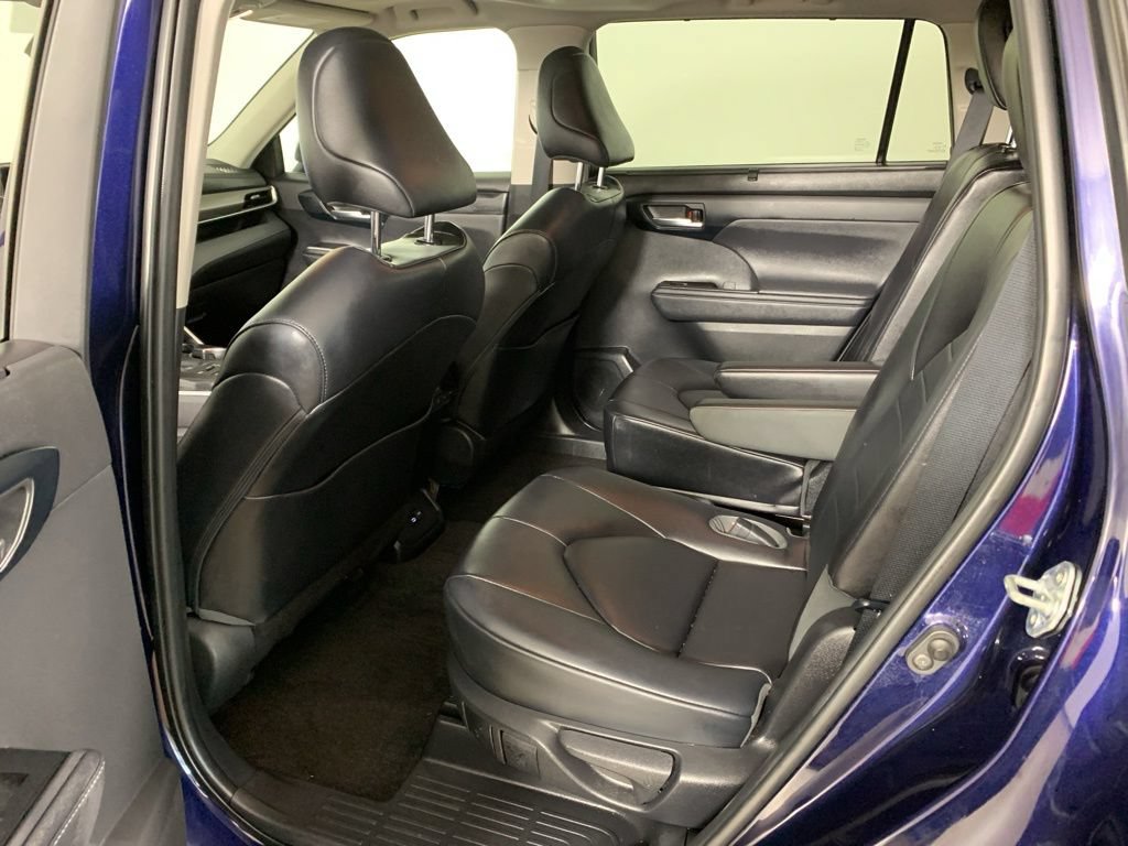 Used 2023 Toyota Highlander XLE AWD/4WD image 34