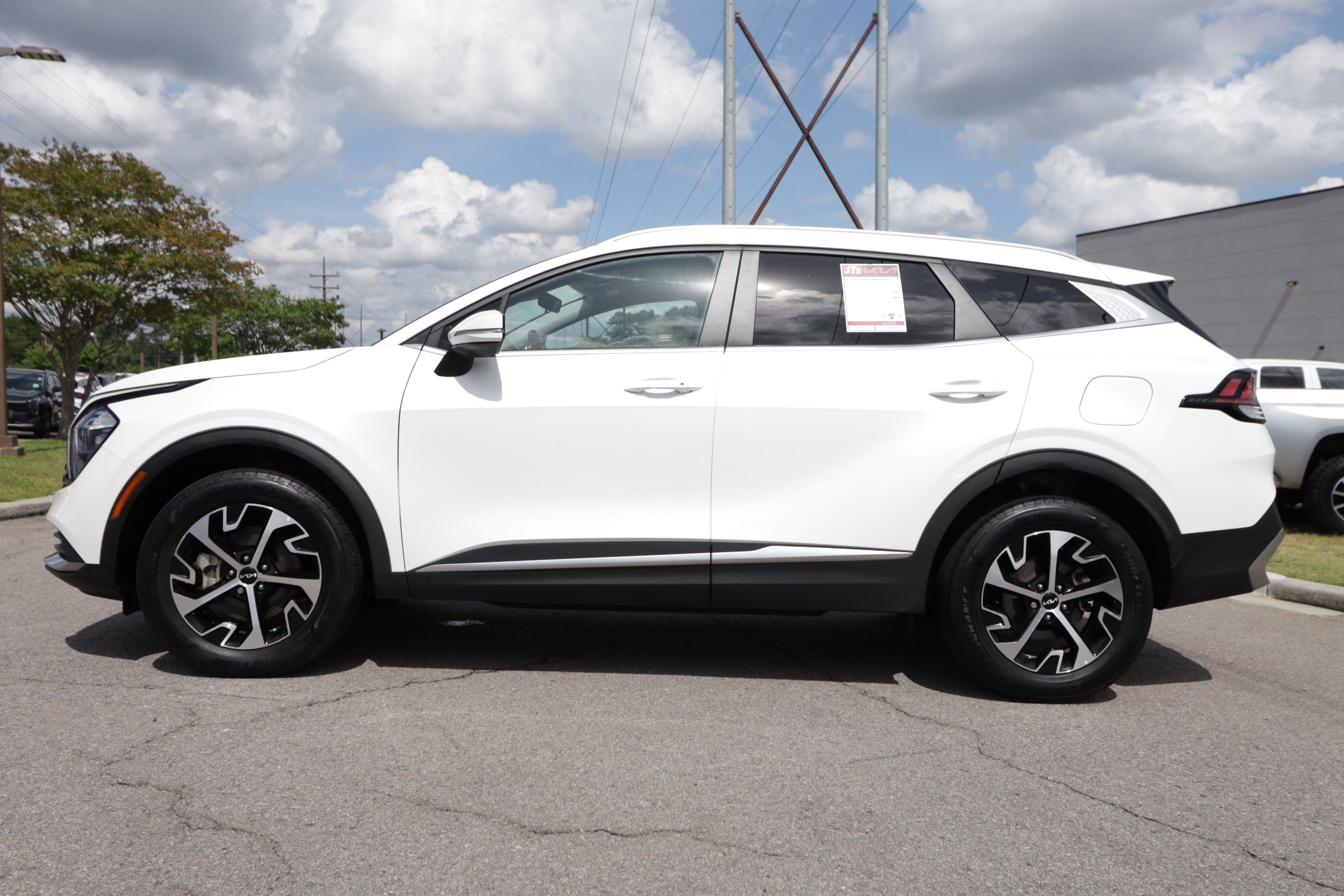 Used 2023 Kia Sportage EX AWD/4WD image 3