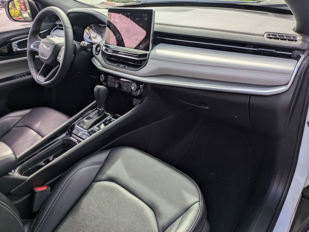 Used 2025 Jeep Compass Limited image 30