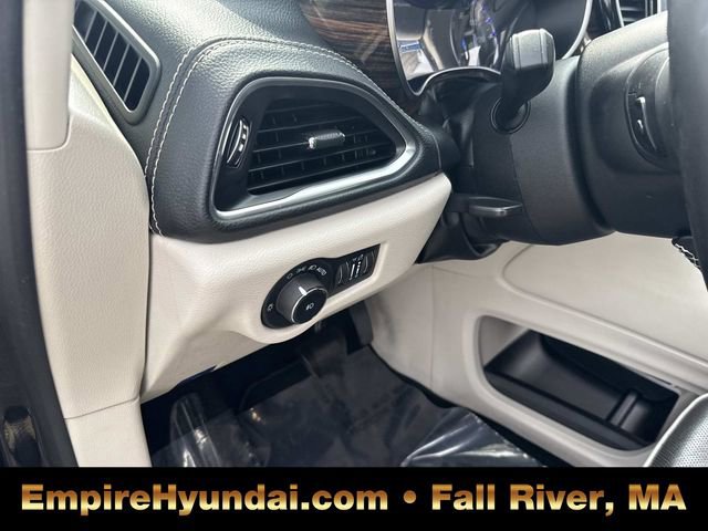 Used 2023 Chrysler Pacifica Limited image 21